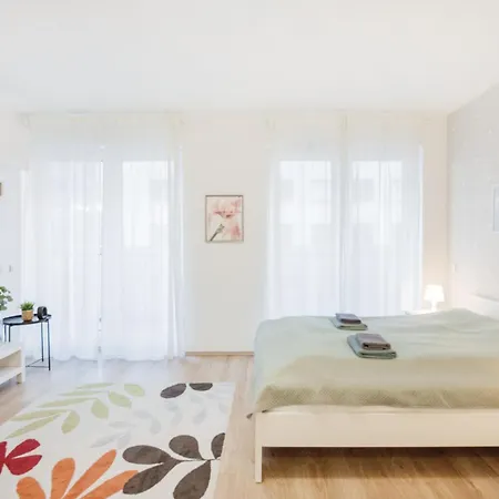 The Chic Crib With Balcony Apartment Budapest Exterior photo