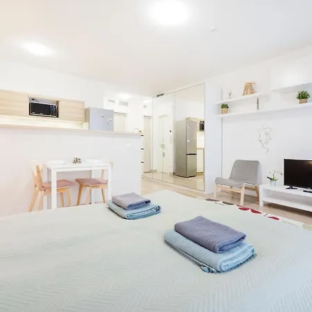The Chic Crib With Balcony Apartment Budapest Exterior photo