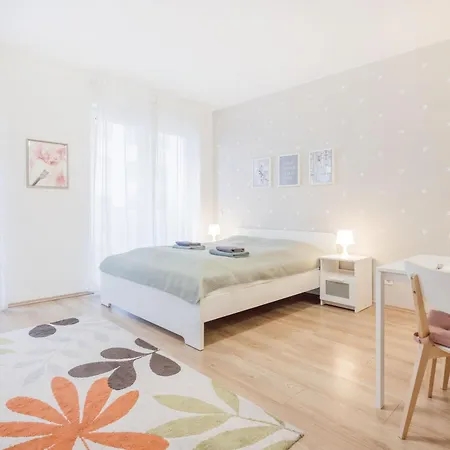 The Chic Crib With Balcony Apartment Budapest Exterior photo