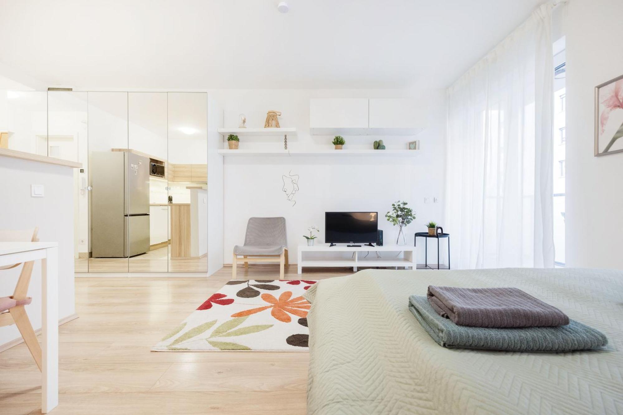 The Chic Crib With Balcony Apartment *