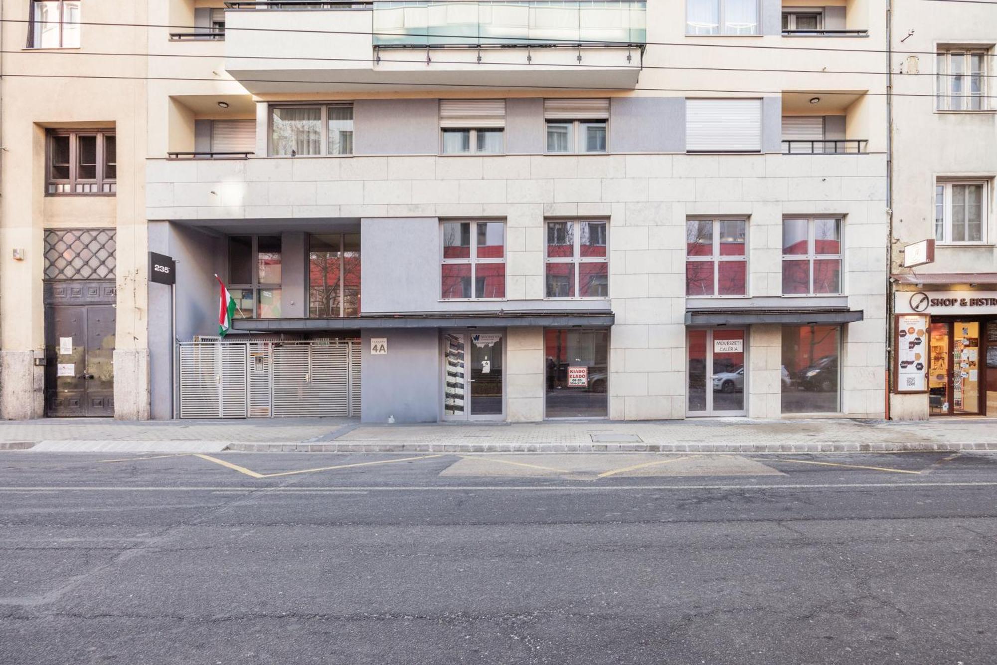 The Chic Crib With Balcony Apartment *